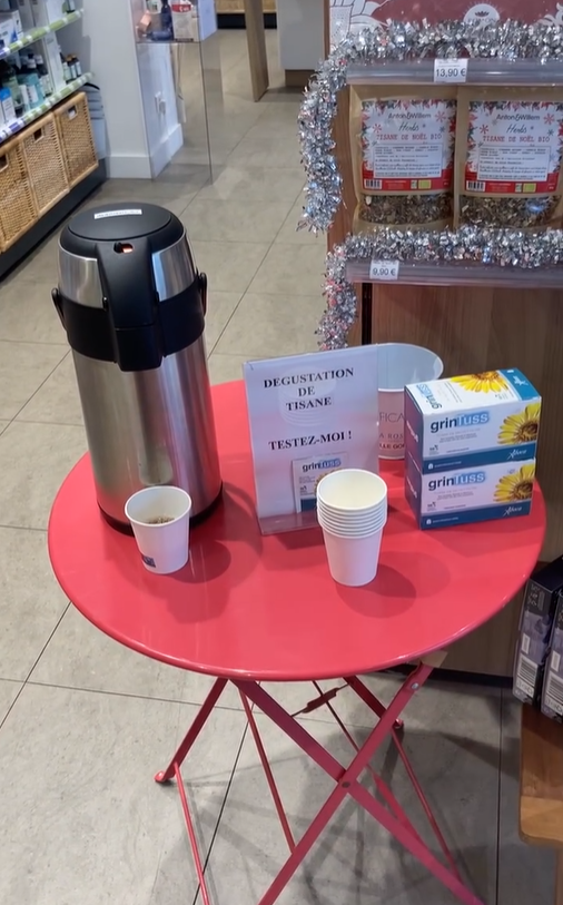 Dégustation de tisane à la pharmacie